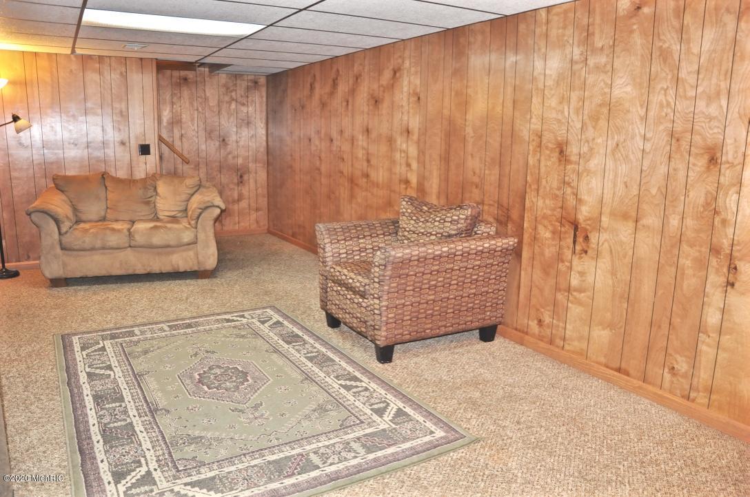Surry Oak Dr, Holland, MI 49424