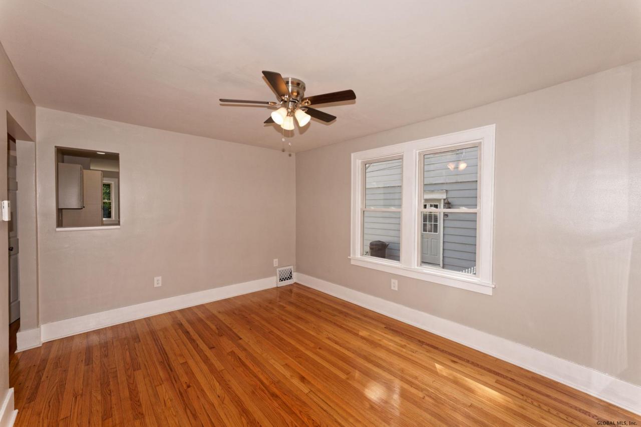 Knickerbocker Rd, Schenectady, NY 12302