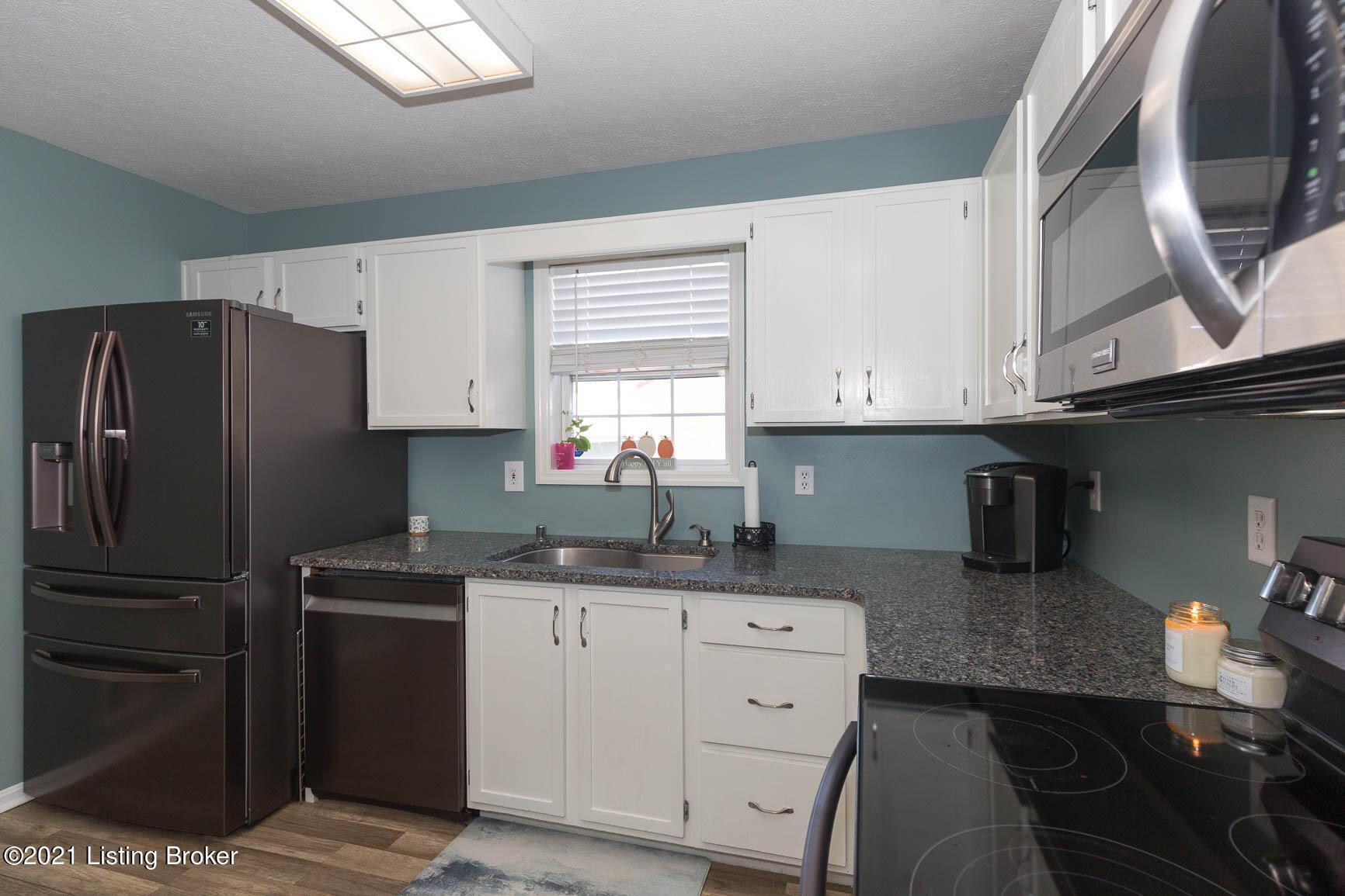 Lavenia Ln, Louisville, KY 40272