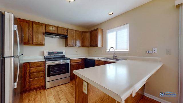 E Wellsley Ct, Gurnee, IL 60031