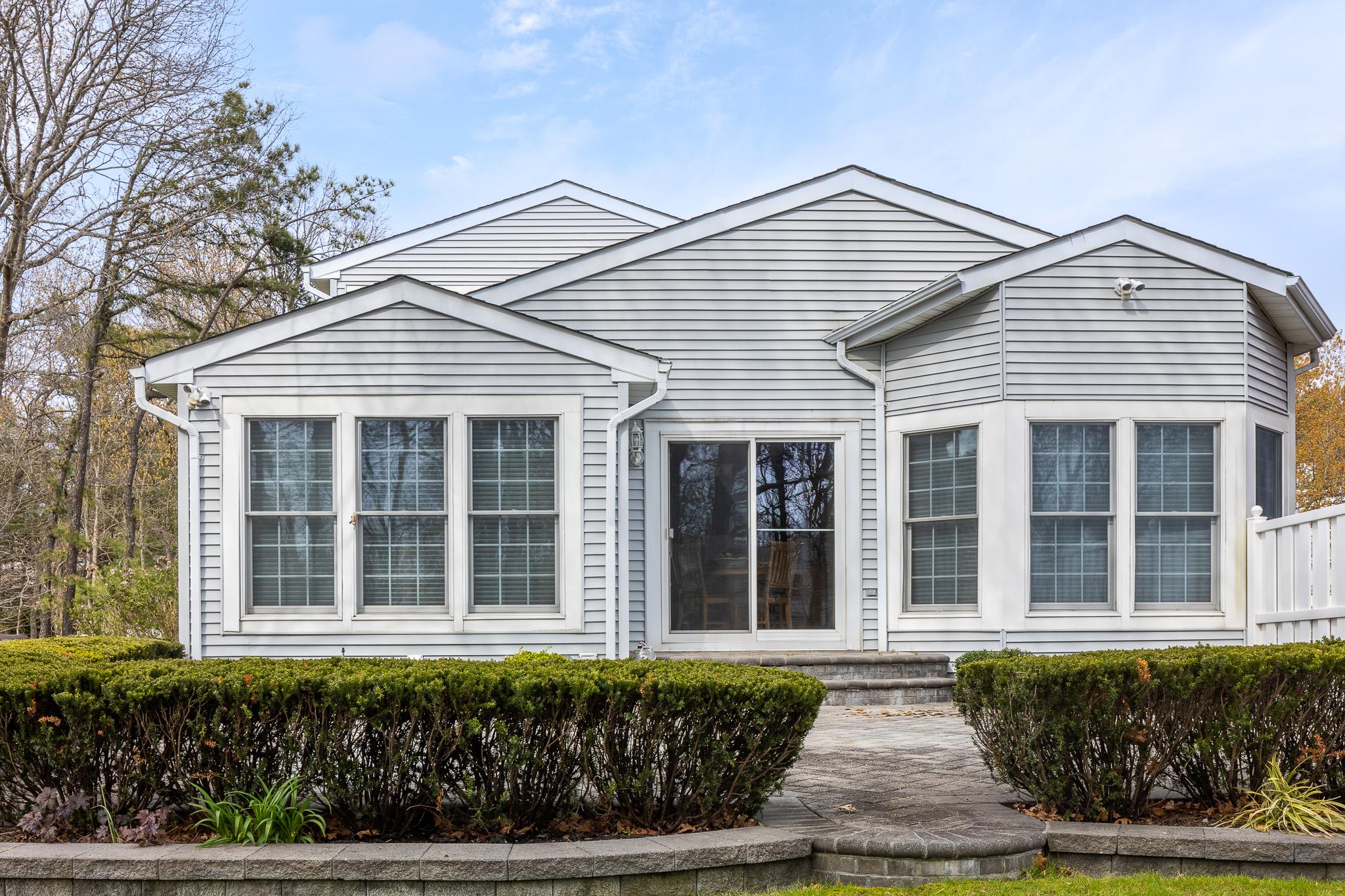 Fairfield Dr E, Holbrook, NY 11741