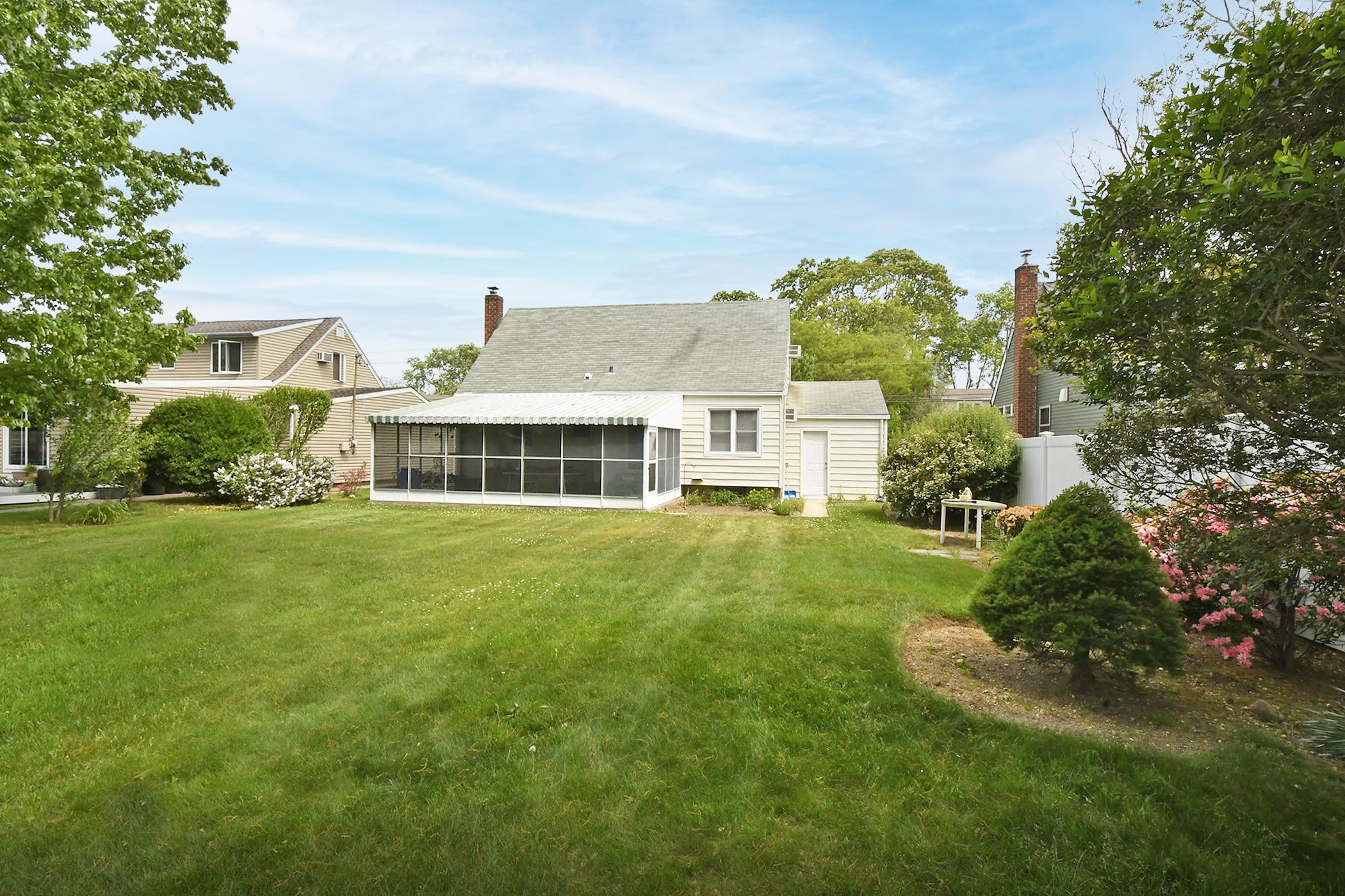 New York Ave, Seaford, NY 11783