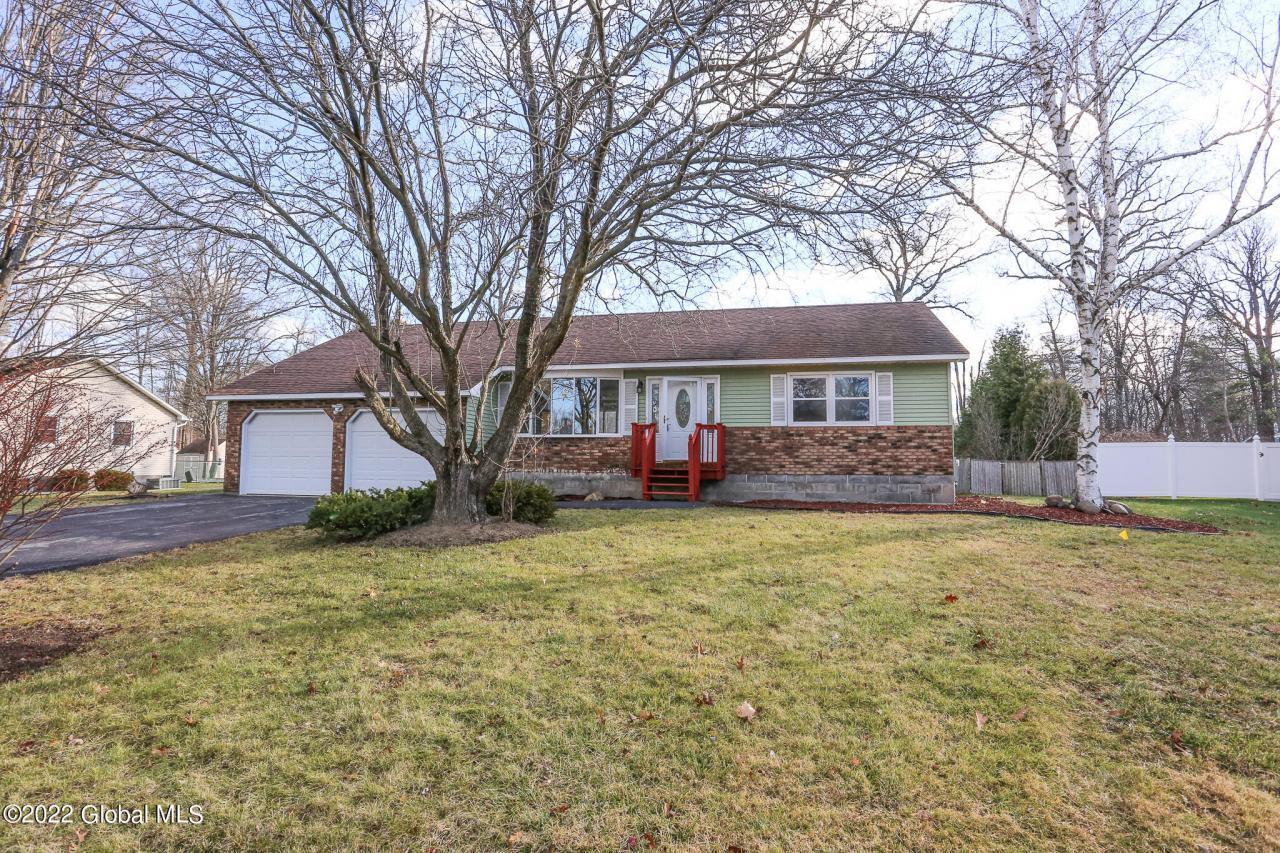 Huntingdon Dr, Schenectady, NY 12309