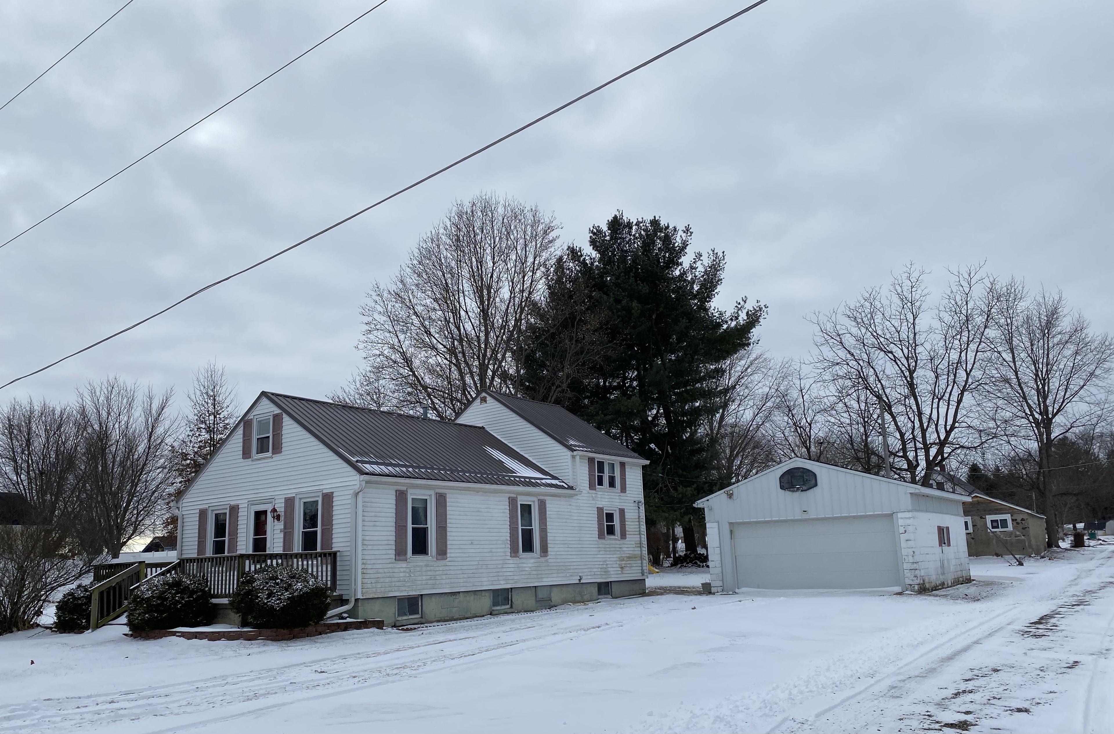 S Willow St, Granville, IL 61326