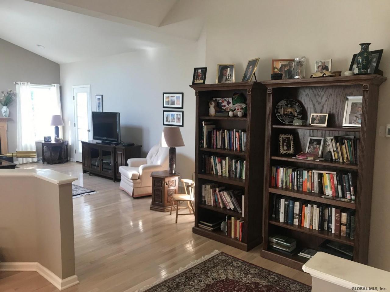Robins Nest, Schenectady, NY 12309