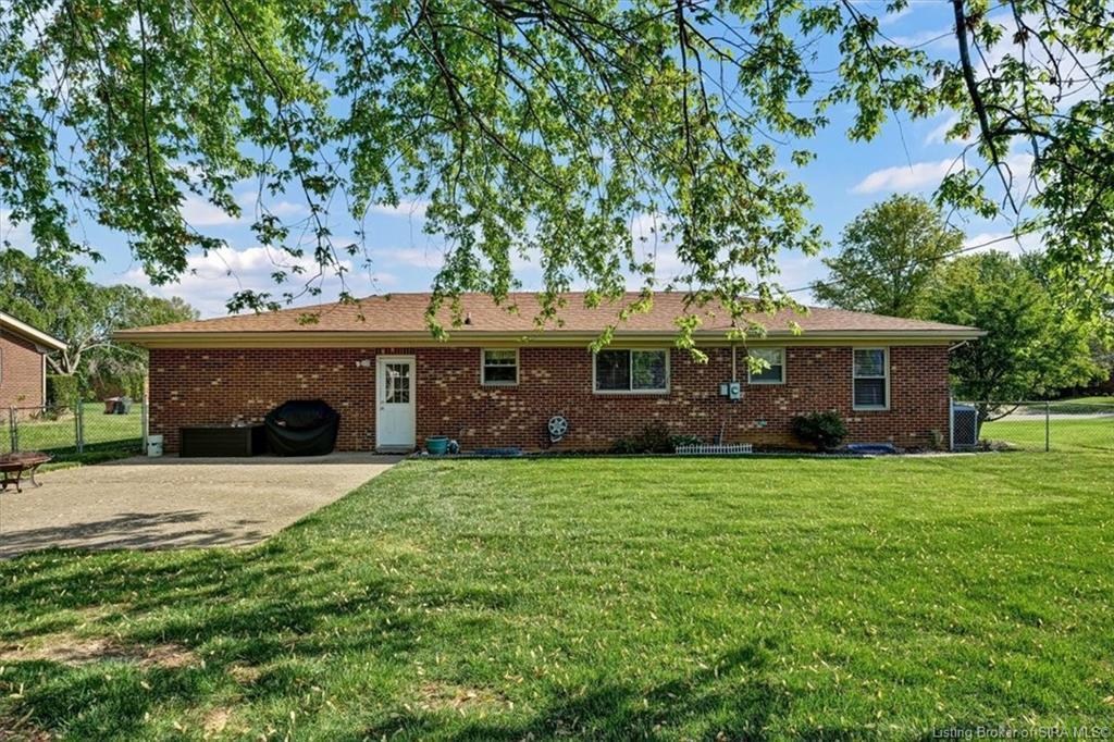 Eric Dr, Floyds Knobs, IN 47119