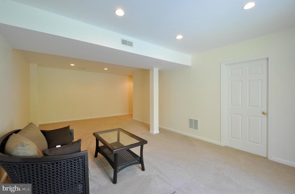 Wall St, Fredericksburg, VA 22405