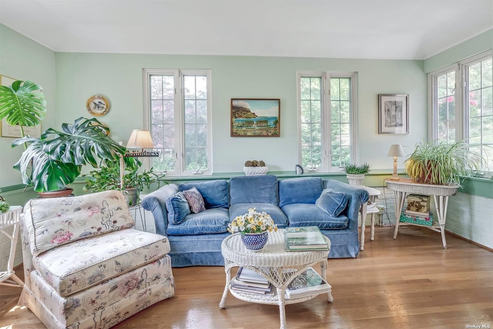 Mill Spring Rd, Manhasset, NY 11030