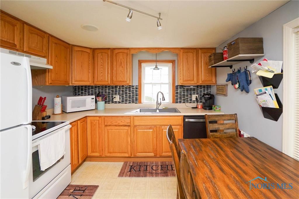 Lester Ave, Findlay, OH 45840
