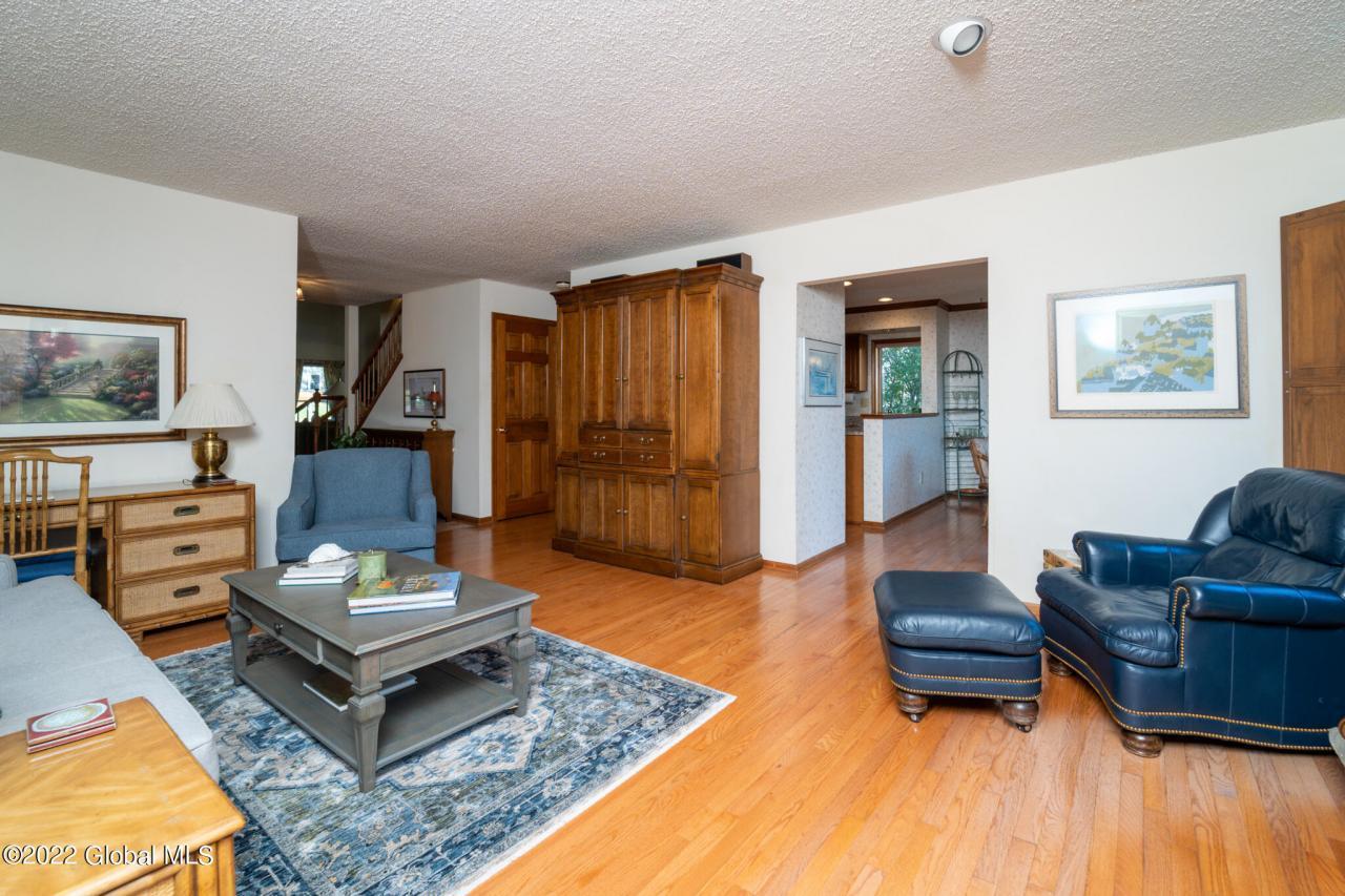 Red Oak Dr, Schenectady, NY 12309
