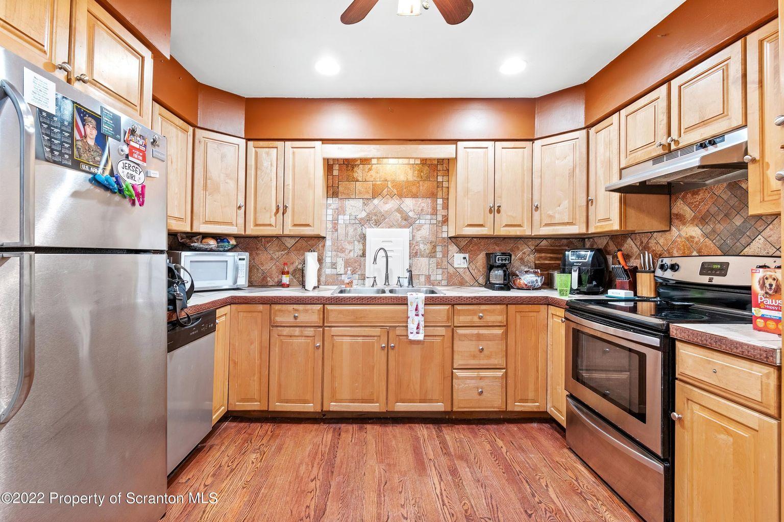 Gladiola Dr, Clarks Summit, PA 18411