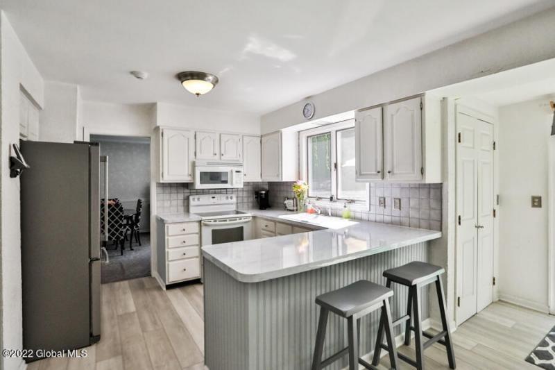 Clover Field Dr, Albany, NY 12211