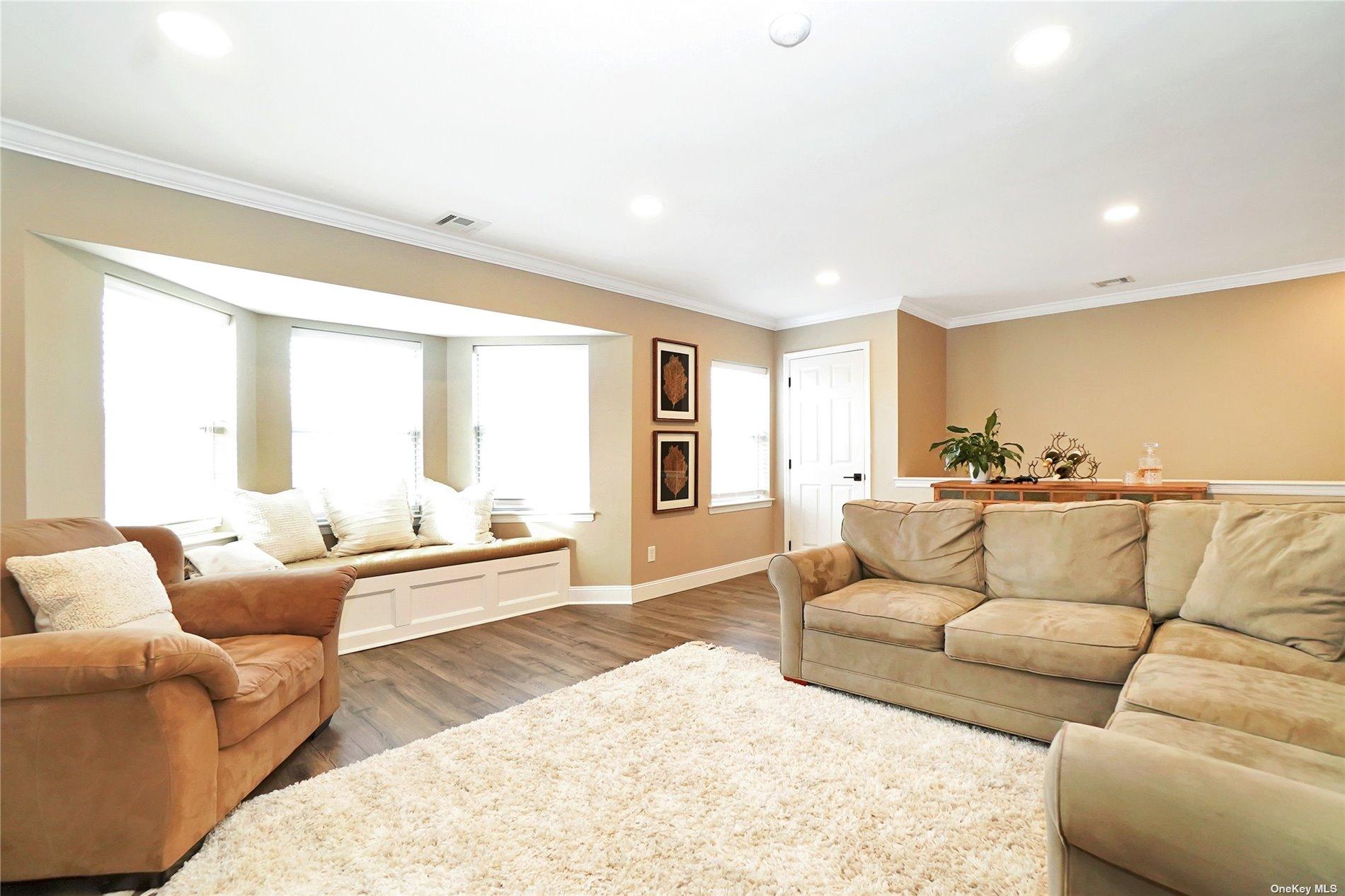 Victorian Ln, Medford, NY 11763