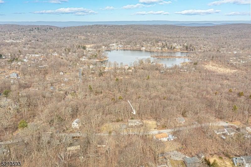 Chestnut St, Highland Lakes, NJ 07422