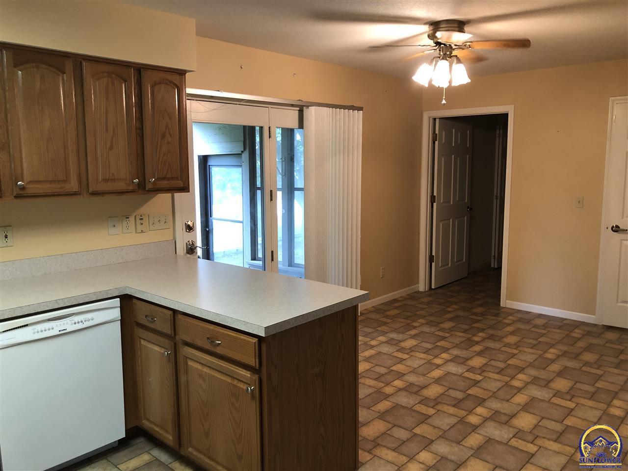 Sw Honeysuckle Ln, Topeka, KS 66614