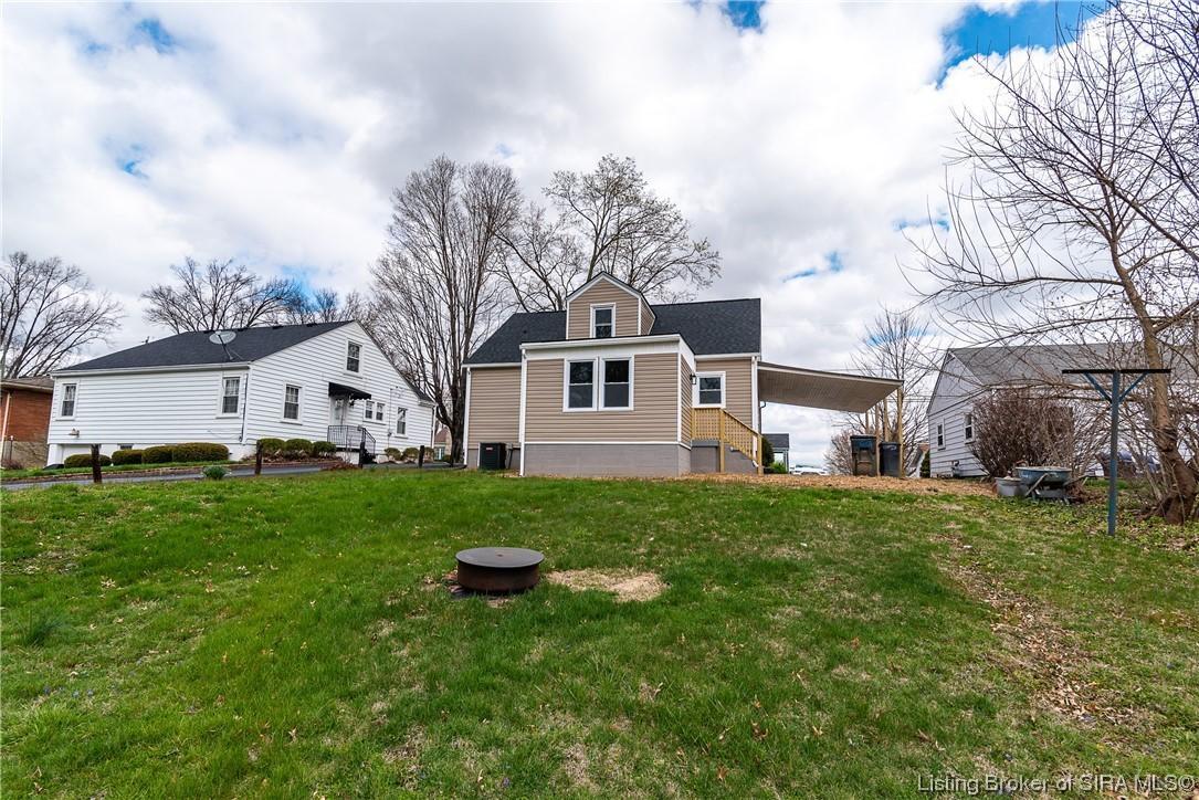 E Daisy Ln, New Albany, IN 47150