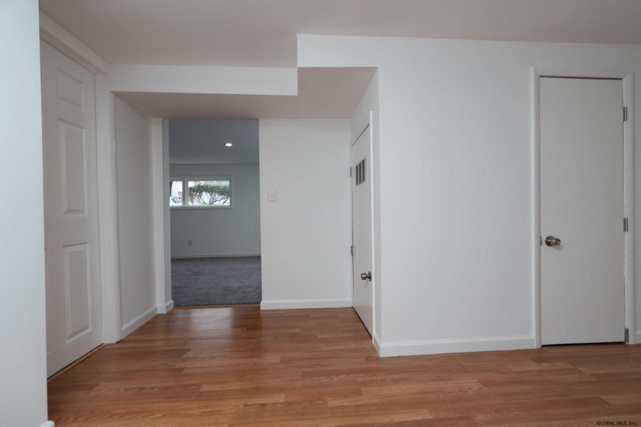 Hopkins Ln, Troy, NY 12182