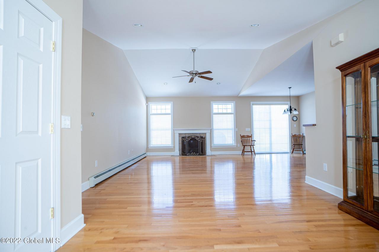 Schwaber Dr, Schenectady, NY 12309