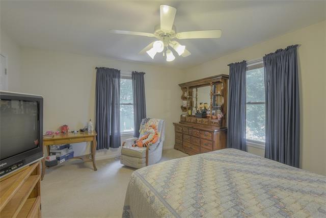 N Northbrooke Dr, Kansas City, MO 64155