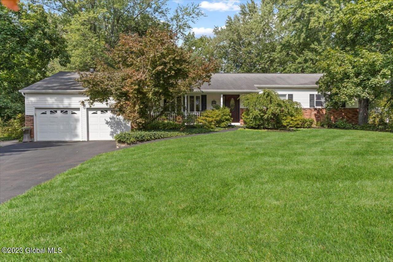 Valdepenas Ln, Clifton Park, NY 12065