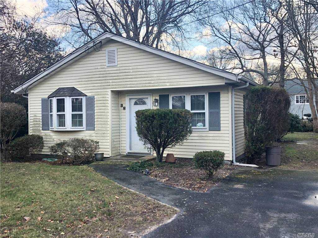 Manor Dr, Shirley, NY 11967