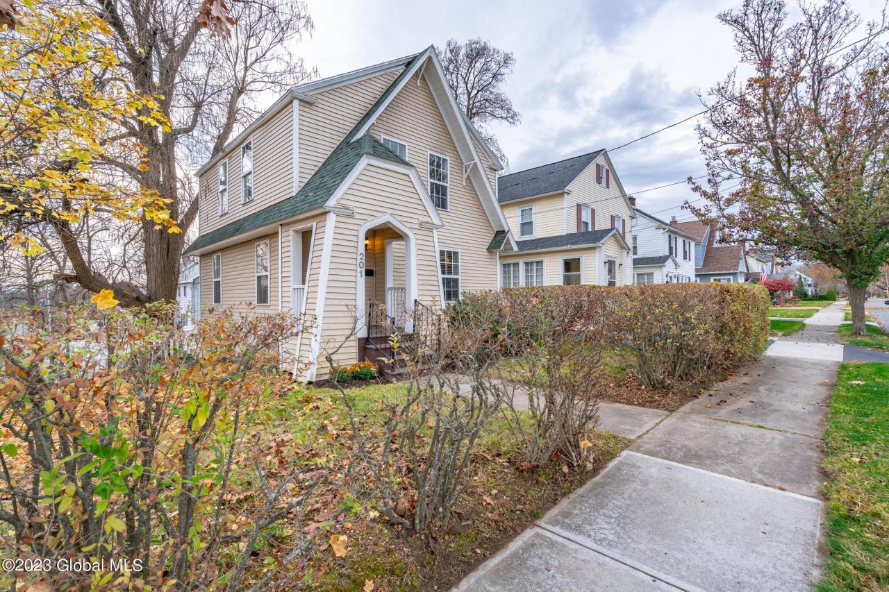 Alexander Ave, Schenectady, NY 12302