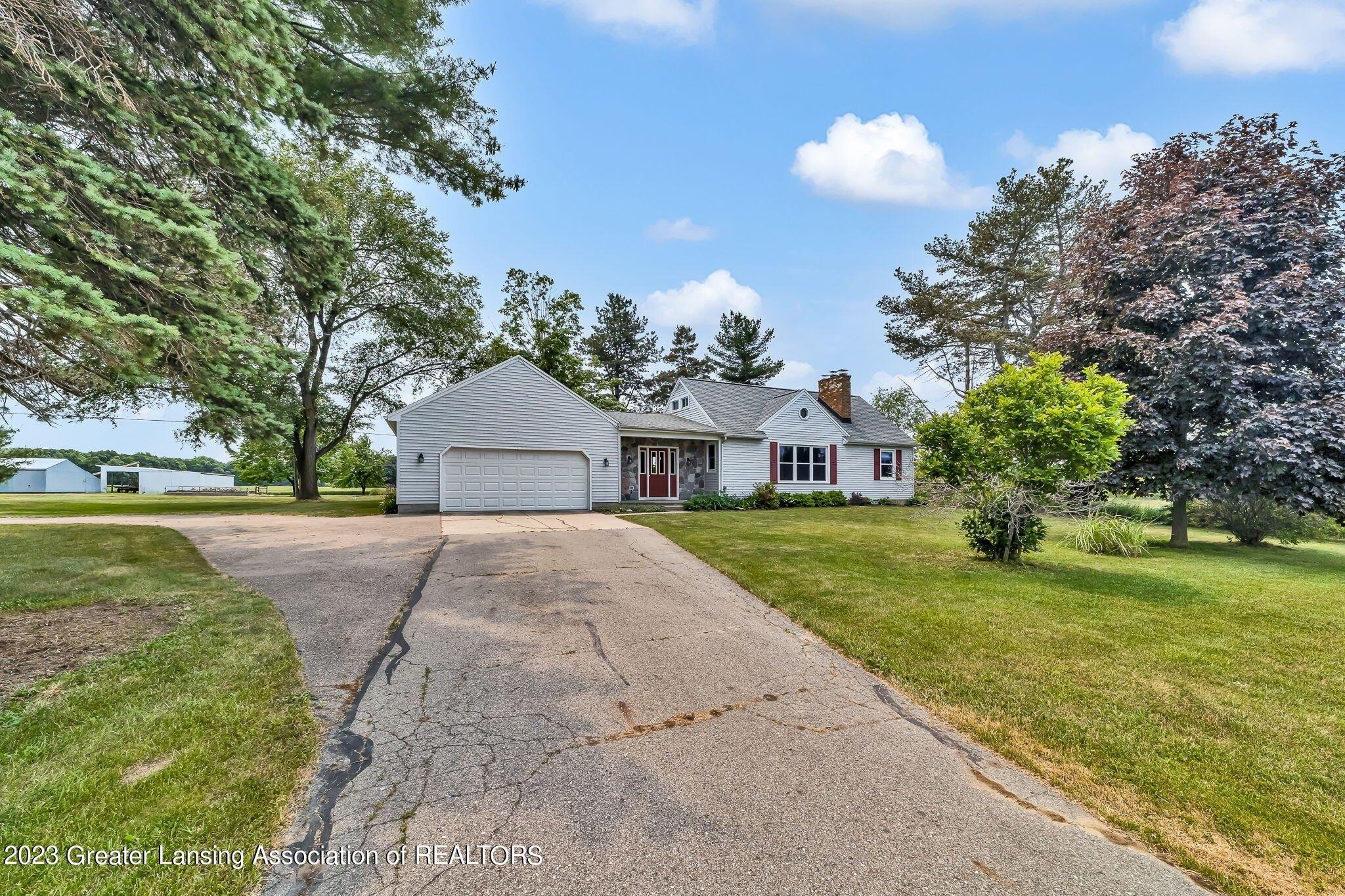 W Howe Rd, Dewitt, MI 48820