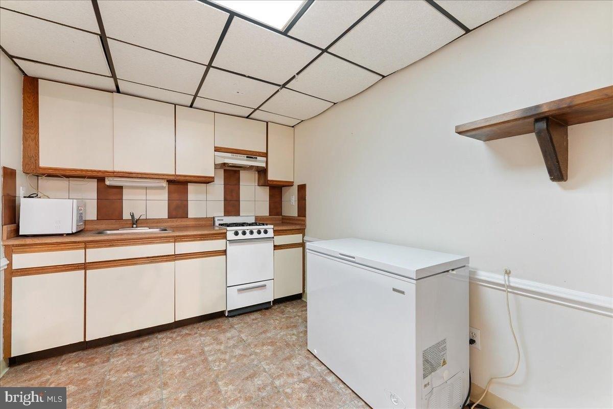 Saint Joseph Dr, Upper Darby, PA 19082