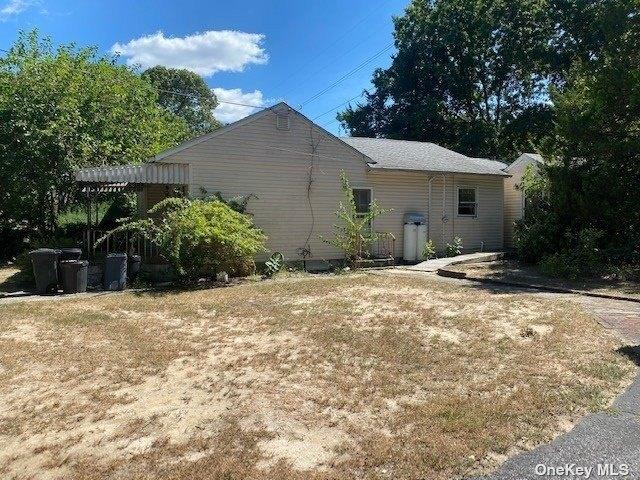 Pinedale Ave, Farmingville, NY 11738