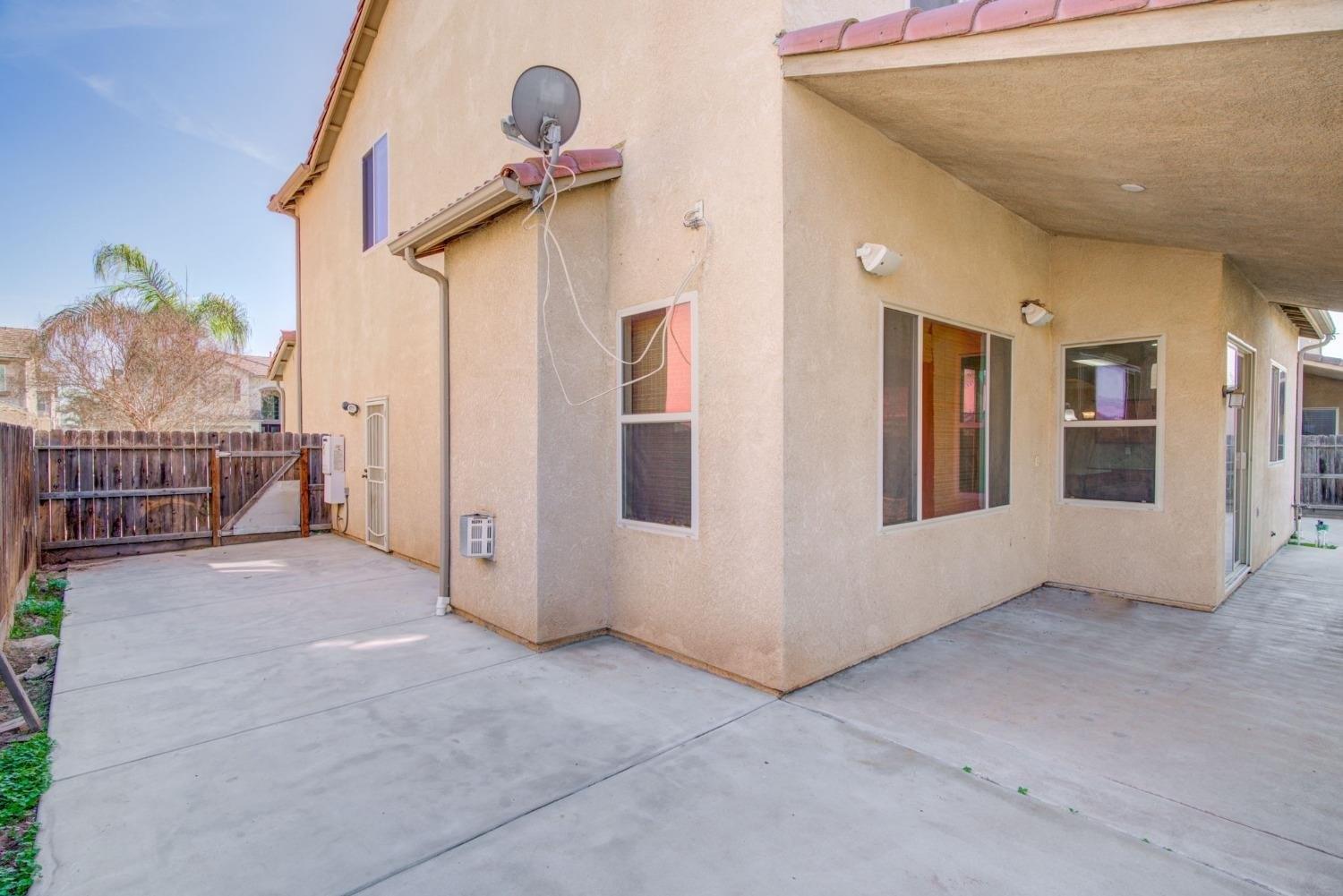 W Dovewood Ln, Fresno, CA 93723
