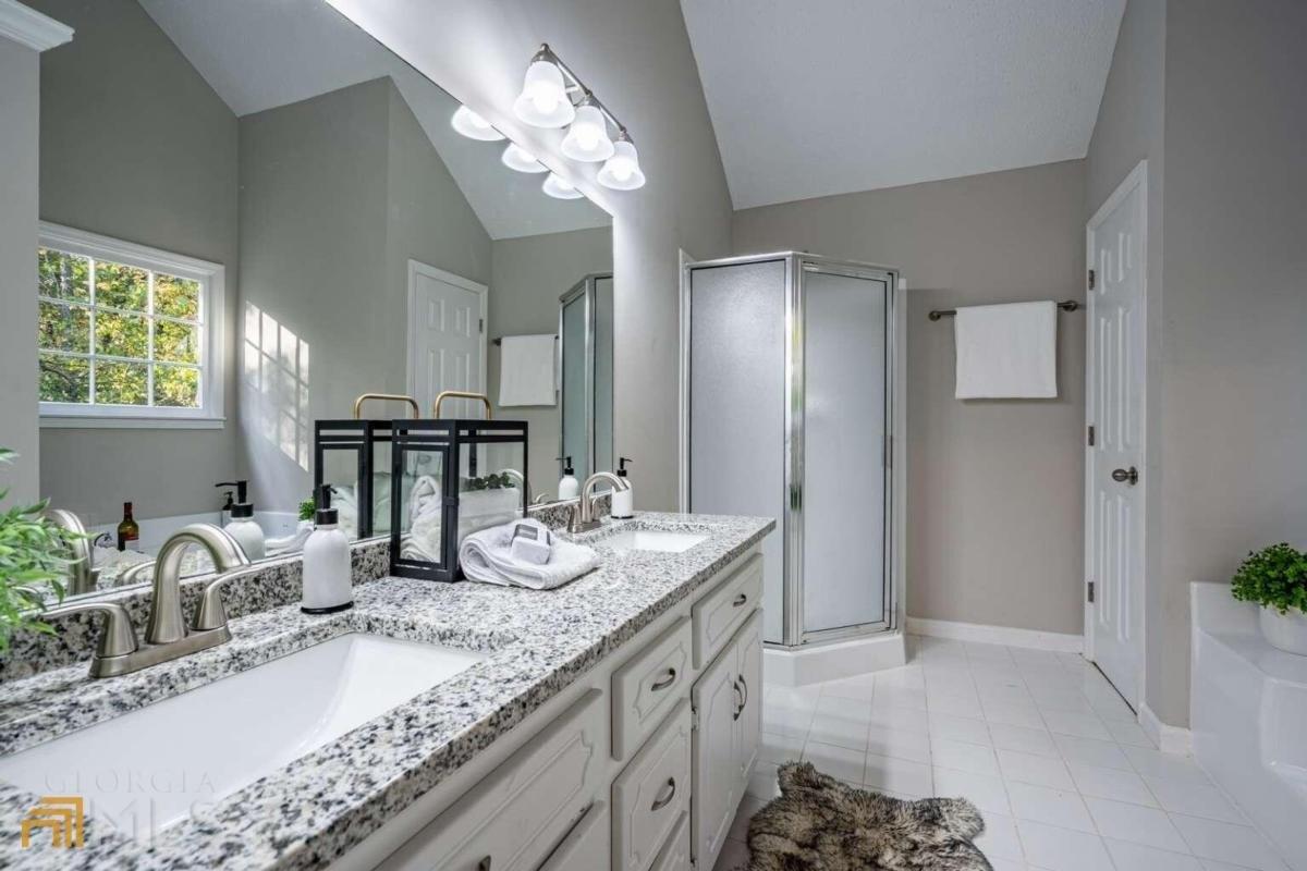 Raven Dr, Canton, GA 30115