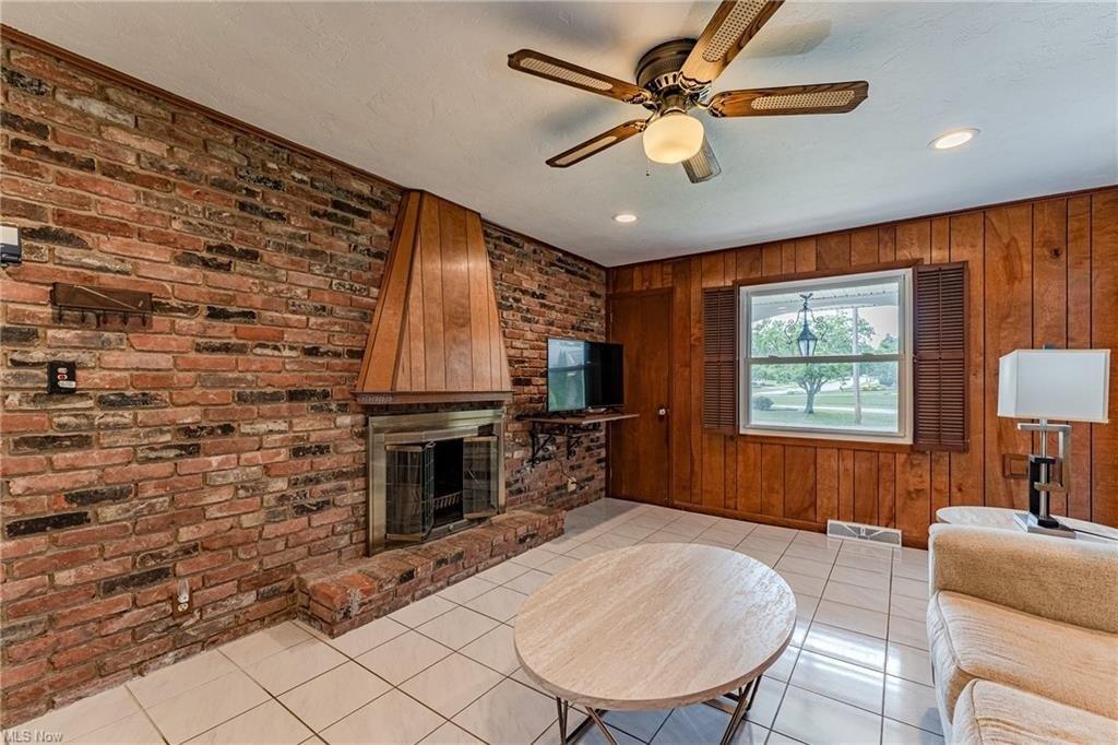 Windsor Cir, Mayfield Heights, OH 44124