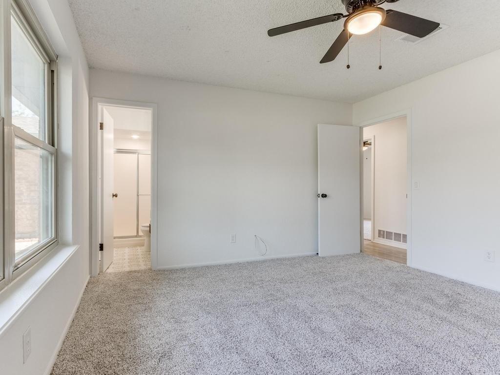 Cottonwood Dr, Moore, OK 73160