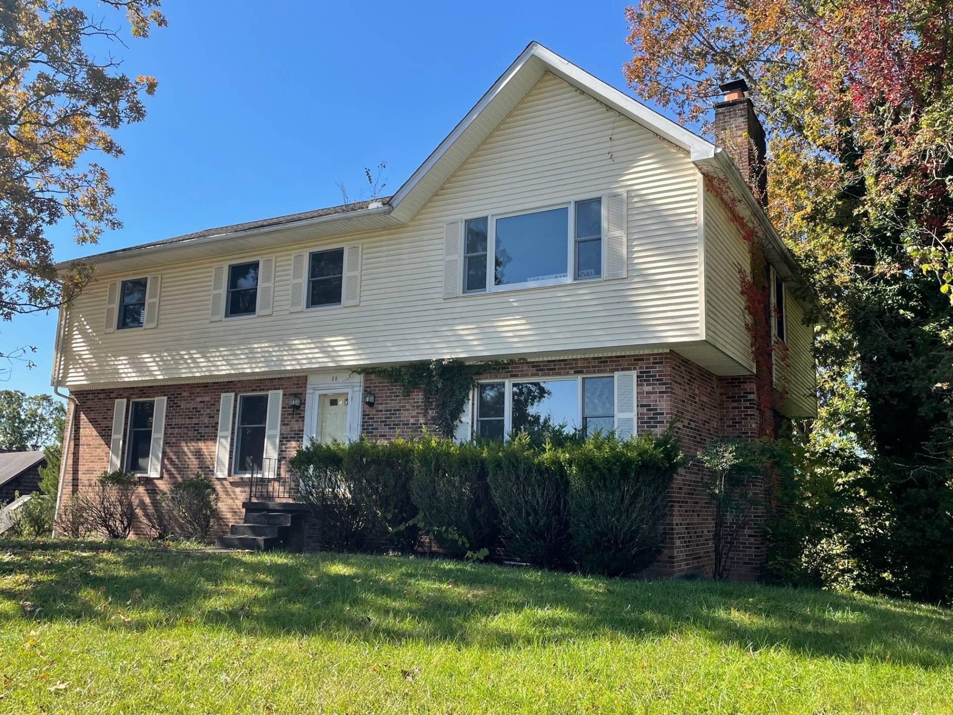 Carriage Rd, Charleston, WV 25314