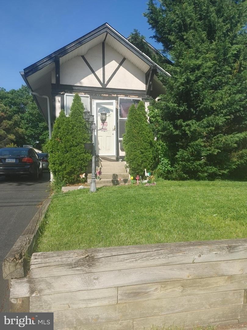 S Woodlawn Ave, Aldan, PA 19018