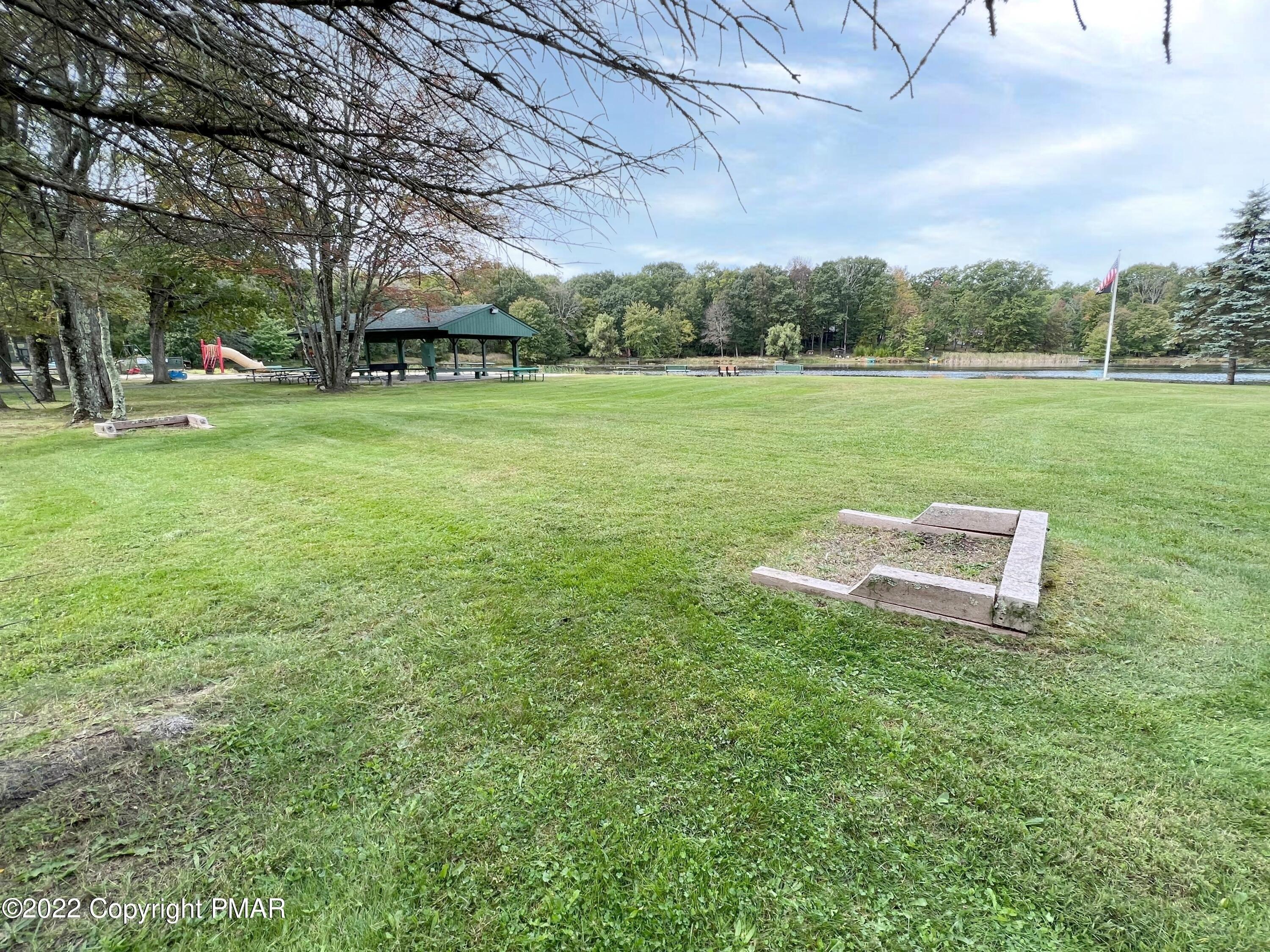 Lake View Dr, Henryville, PA 18332