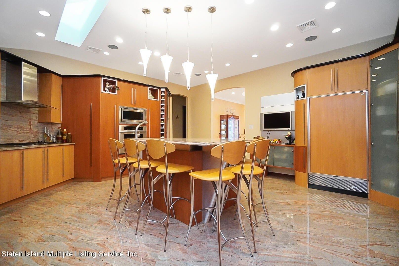 Todt Hill Rd, Staten Island, NY 10304