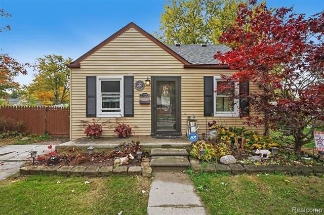 Rosedale St, Saint Clair Shores, MI 48080