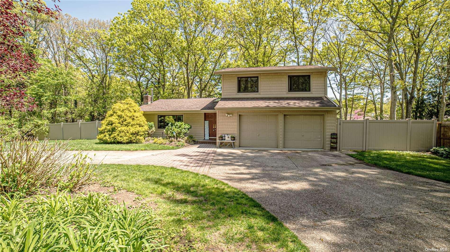 Jeanne Rd, Lake Grove, NY 11755