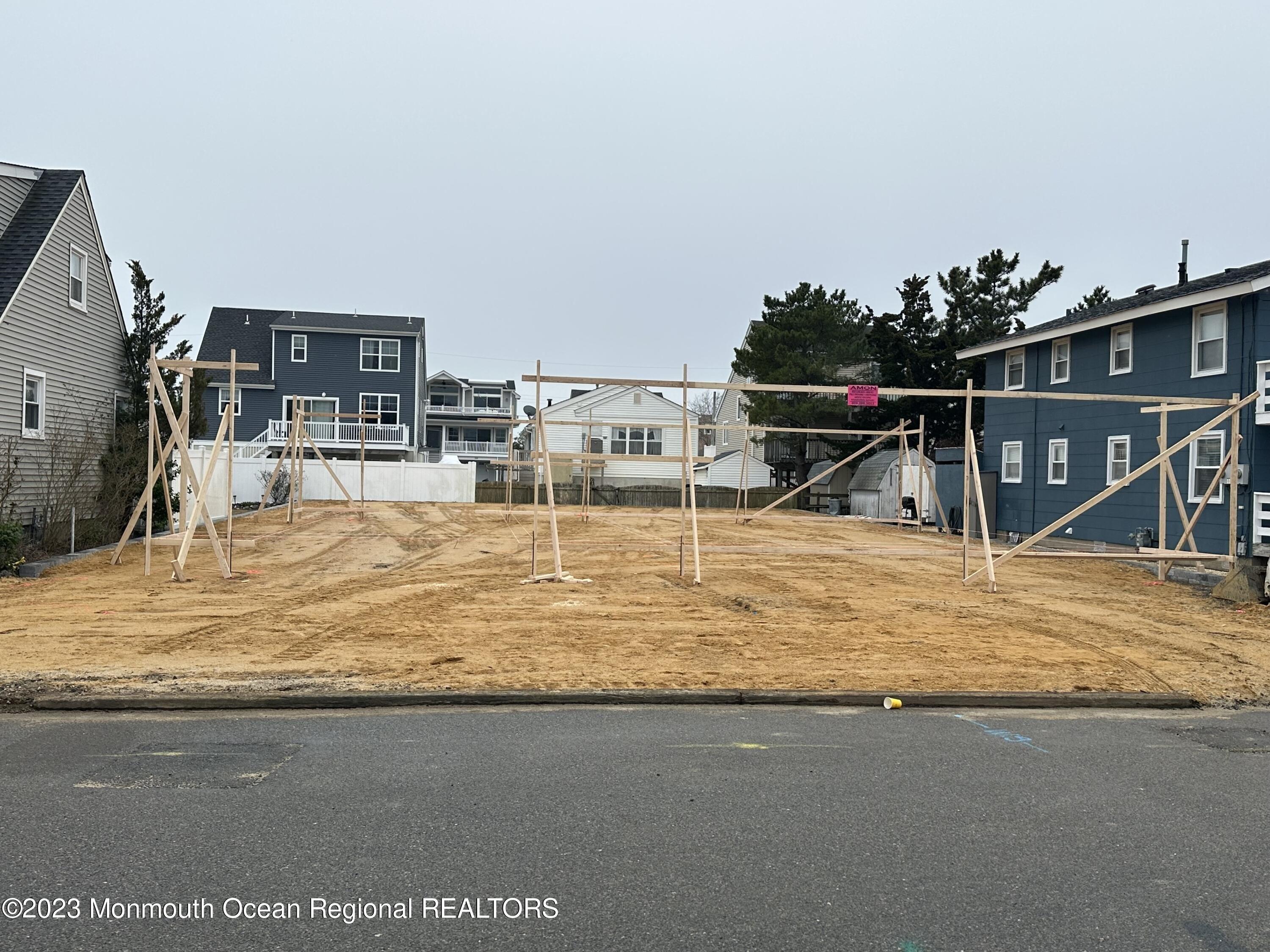 W 16th St, Ship Bottom, NJ 08008