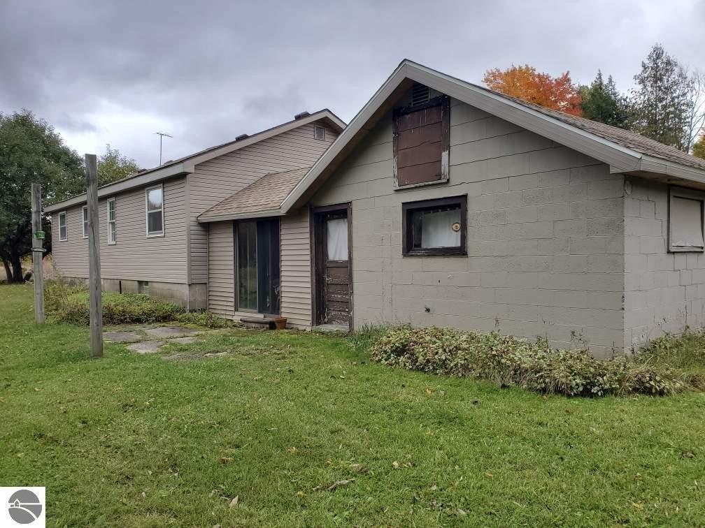 W 16 Rd, Mesick, MI 49668