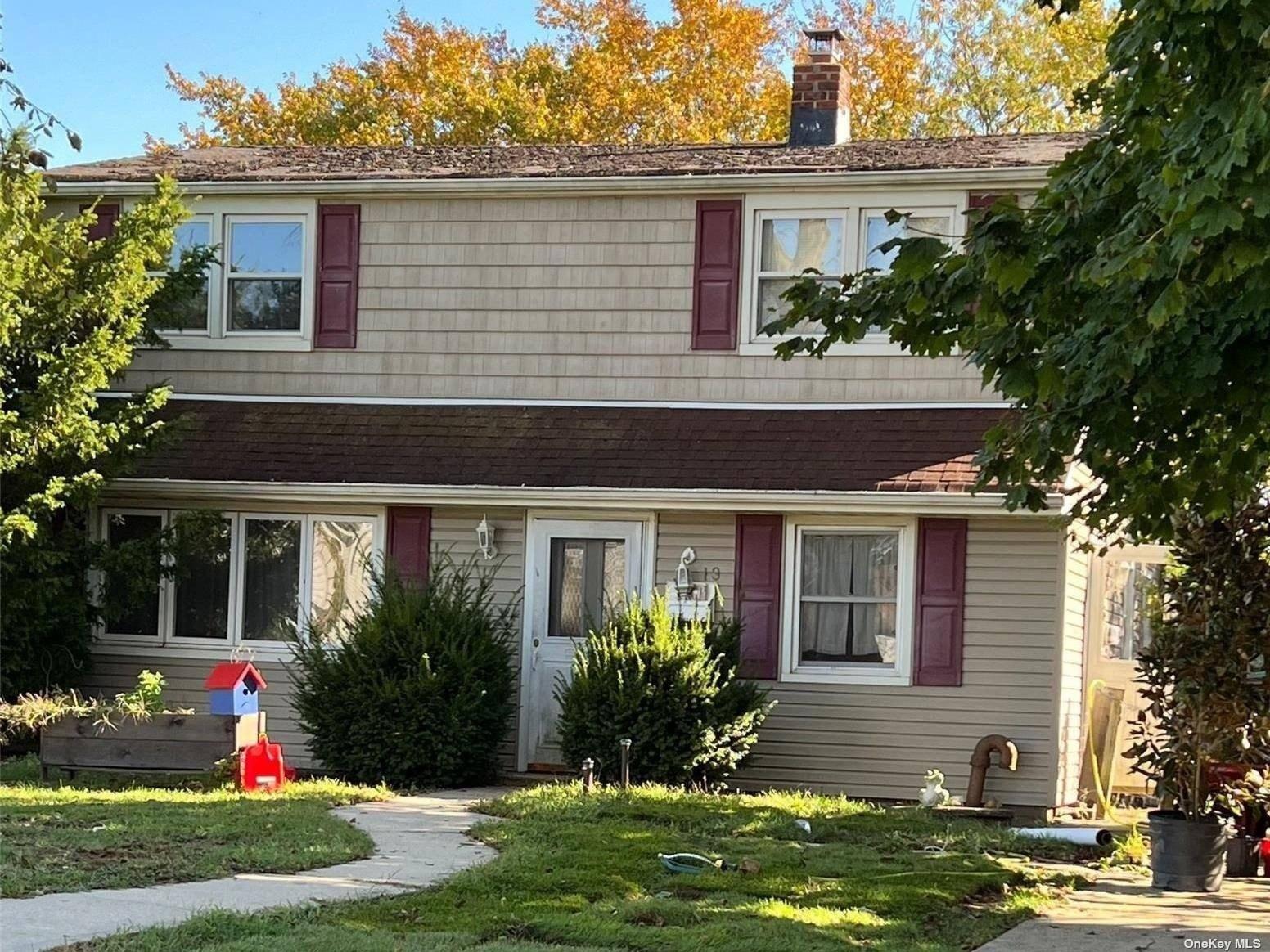Rock Ln, Levittown, NY 11756