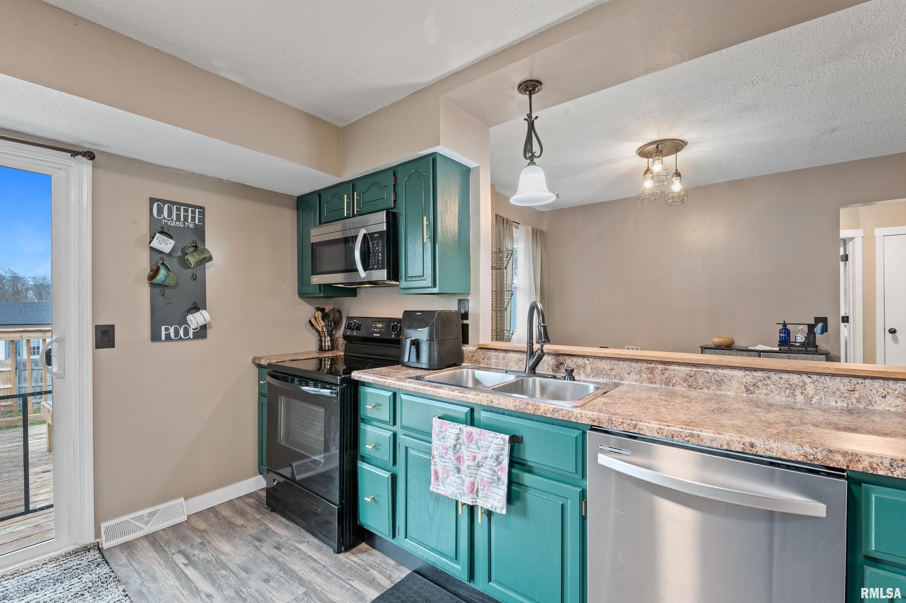 Calvin St, Davenport, IA 52804