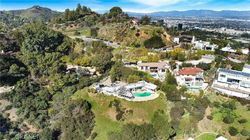 Mulholland Dr, Los Angeles, CA 90046