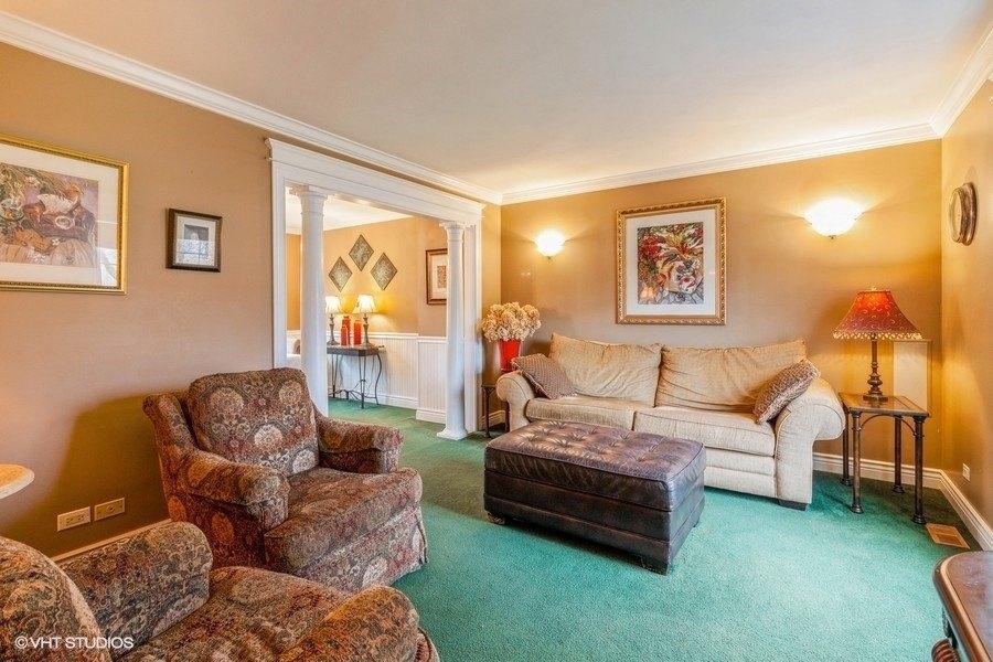 Woodlake Dr, Carol Stream, IL 60188