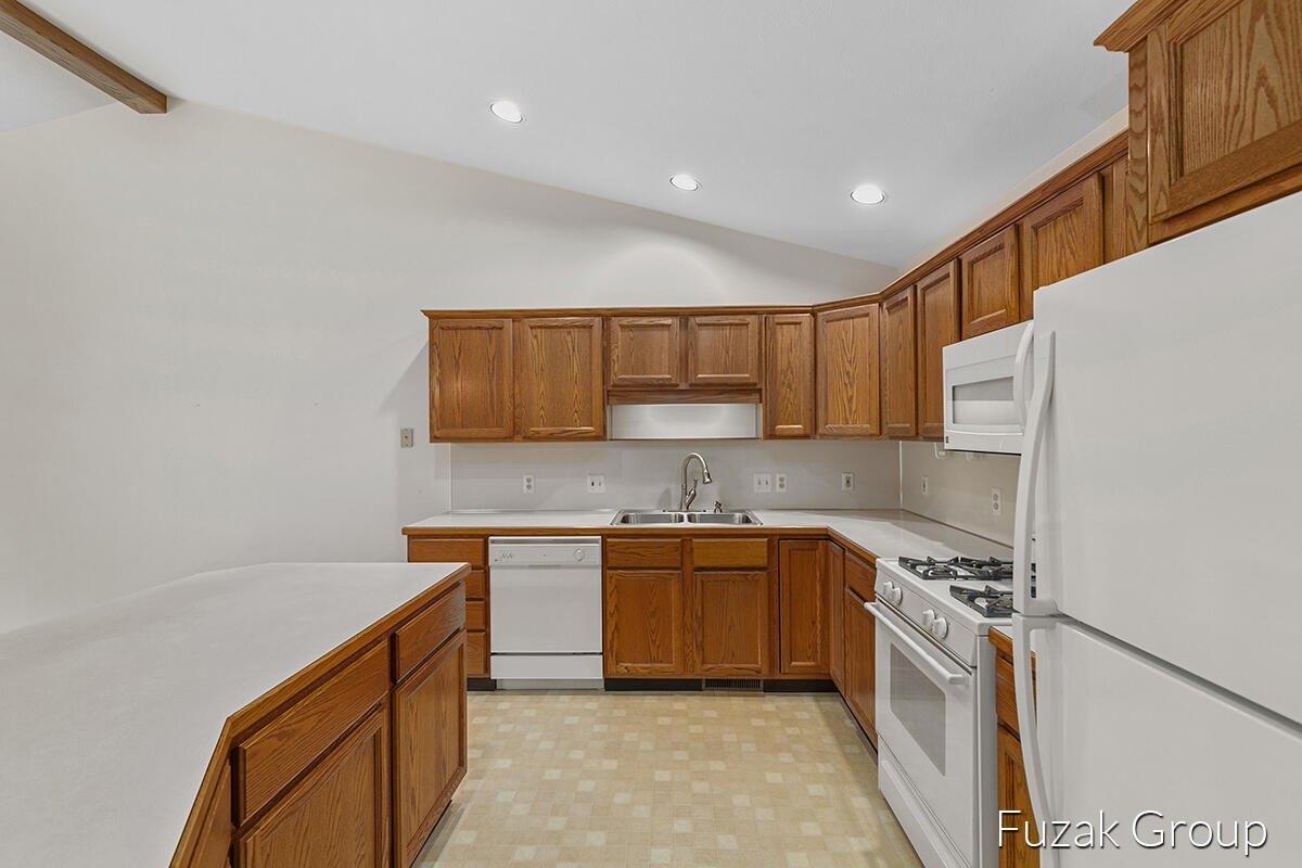 S Maple Lake Dr, Zeeland, MI 49464