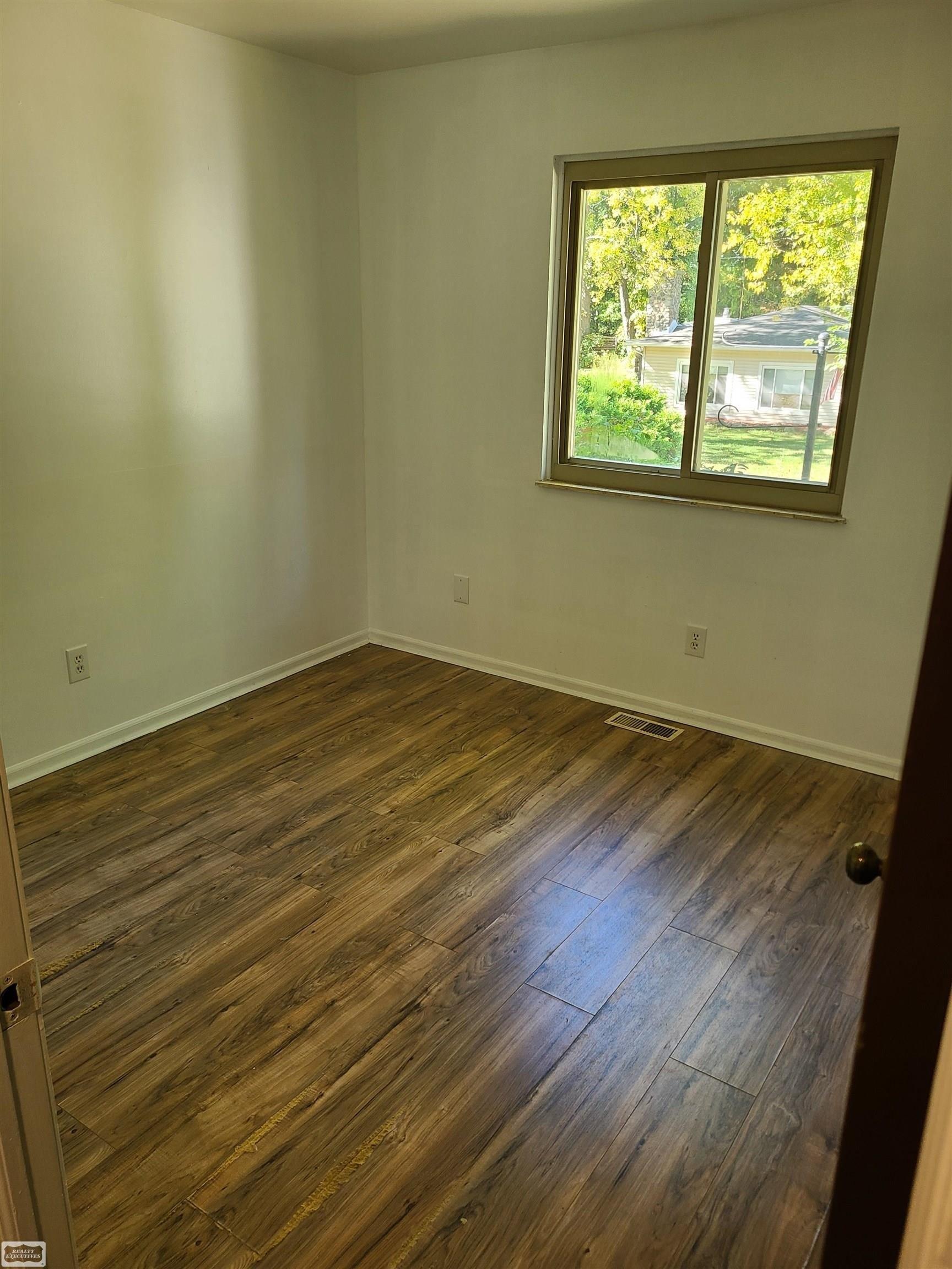 Woodland Ave, Lake Orion, MI 48362