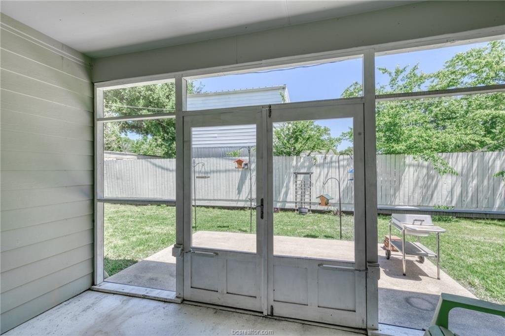 Jennifer St, Madisonville, TX 77864