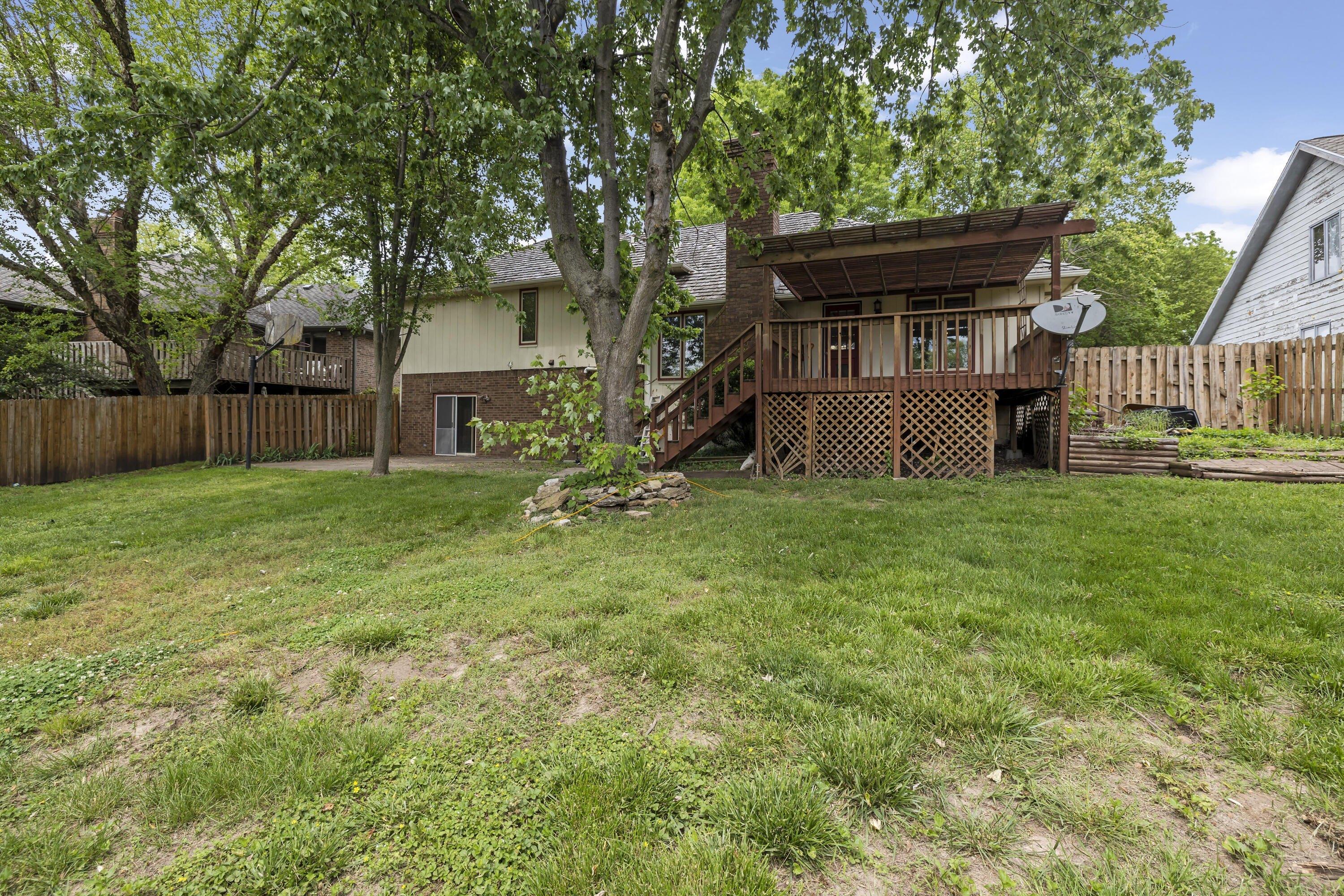 W Sherwood Dr, Springfield, MO 65810