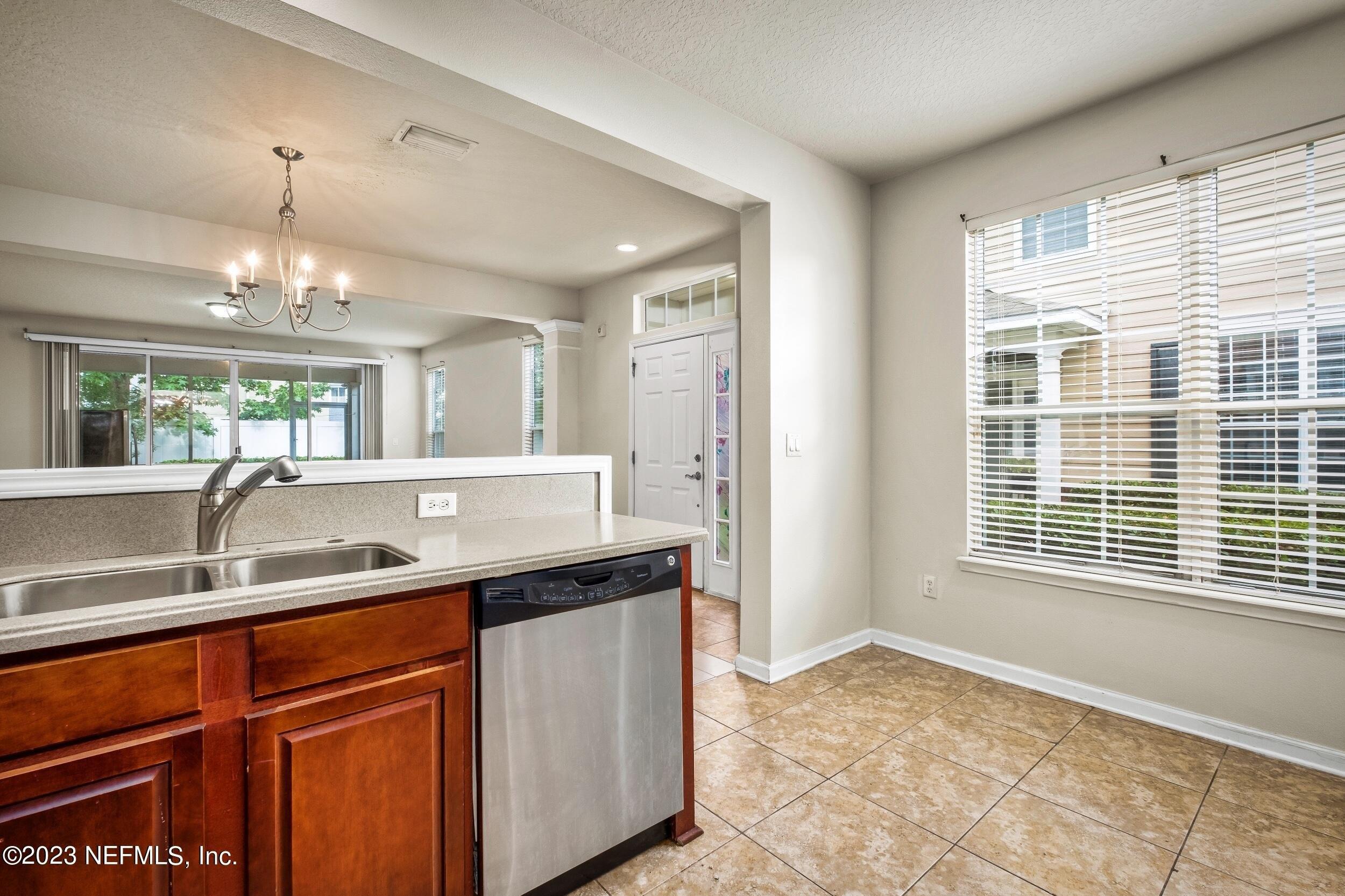 Crownwood Dr, Jacksonville, FL 32216